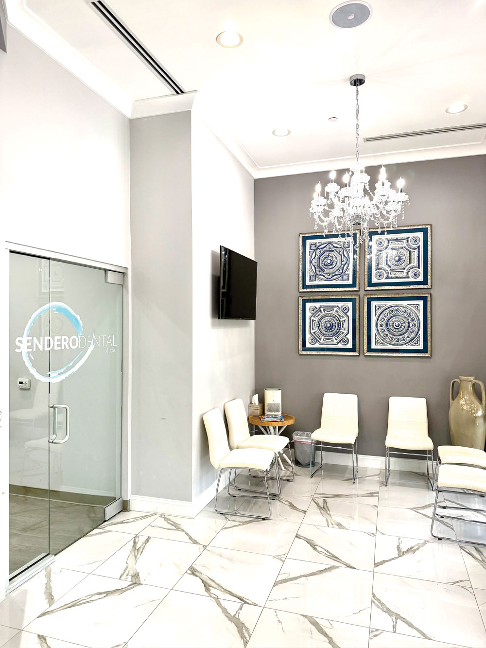 The waiting room at Sendero Dental Studio